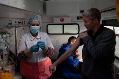 В стоматологии на Чайковского заработал мобильный пункт вакцинации от коронавируса