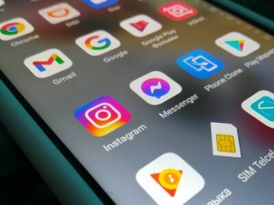 Глава Instagram посоветовал пользователям при проблемах в приложении «яростно трясти» телефоном