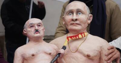 К посольству РФ в Праге принесли "голых Путин и Лукашенко" на золотом унитазе (фото, видео)
