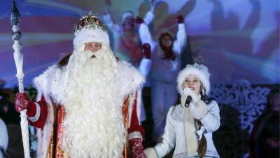 В Великом Устюге Дед Мороз зажег огни на первой новогодней елке страны