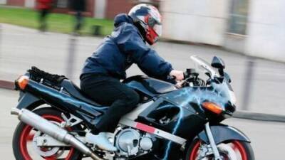 Мотоциклист разбил лицо жителю Рош ха-Аина за просьбу не ехать по тротуару