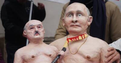 К посольству Беларуси в Праге принесли "голых Путин и Лукашенко" на золотом унитазе (фото, видео)