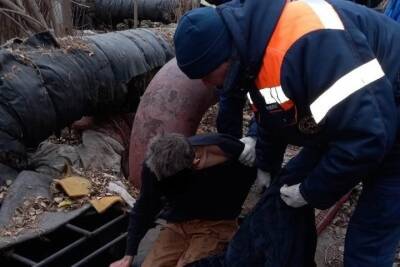 В Курске спасатели пришли на выручку упавшему в коллектор мужчине