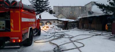В Новосибирске пожарные спасли человека из пожара, защитив соседние строения от огня