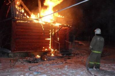В Хабаровском крае ночью загорелось два жилых дома