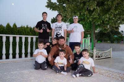 Кадыров показал спарринги сыновей с профессионалами