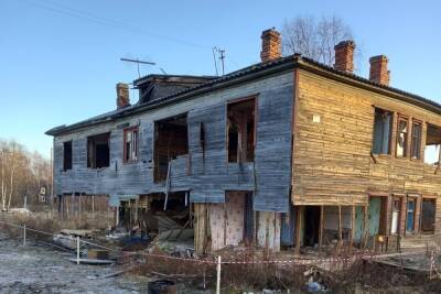 Житель Карелии разбирает первые этажи домов под расселение на дрова