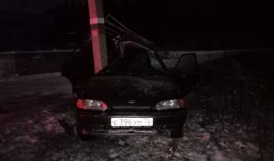 Нетрезвая автомобилистка ехала от подруг и въехала в столб на трассе Тюмень — Омск