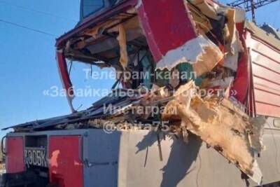 ДТП с грузовиком произошло на ЗабЖД в Амурской области — пострадали двое человек