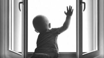 В Череповце 5-летний малыш выпал из окна