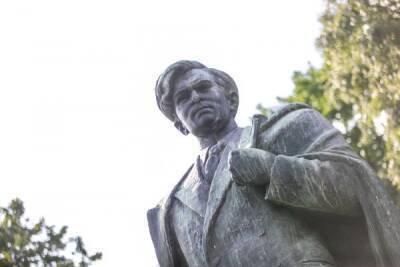 В Вильнюсе проходит демонтаж памятника советскому писателю Пятрасу Цвирке