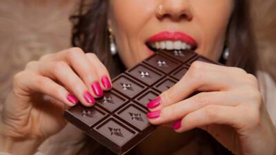 Диетолог перечислила полезные свойства темного шоколада