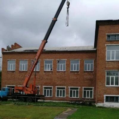 «Балки прогнили»: в Кузбассе прокурор потребовал отремонтировать опасную крышу школы