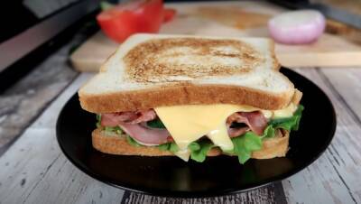 Идеальный перекус на скорую руку: американский рецепт вкуснейшего бутерброда всего за 15 минут