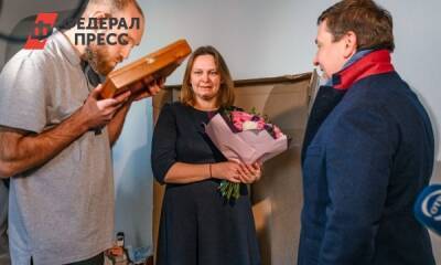 Уральский меценат помог многодетной семье переехать из барака в новую квартиру