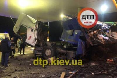 Две фуры влетели в АЗС в Киевской области