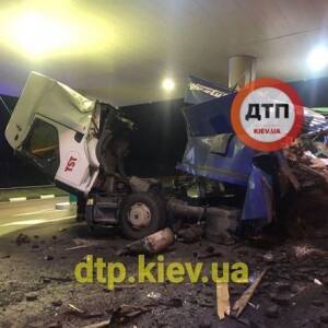 В Киевской области две фуры влетели в АЗС. Фото