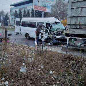 В Запорожье маршрутка влетела в грузовик: пятеро пострадавших. Фото