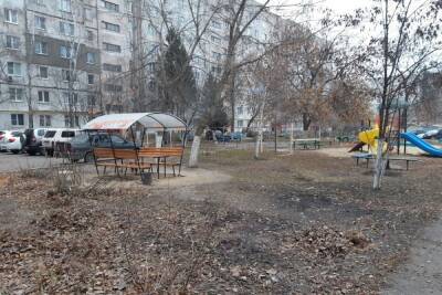 В Тамбове убрали спиленные деревья с детской площадки