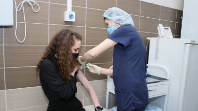 Студентов Хабаровского края обязали сделать прививки против COVID-19
