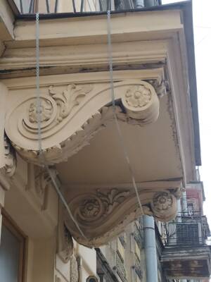 На улице Некрасова балкон с лепниной отремонтировали с помощью металлической ленты