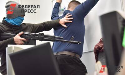 В Екатеринбурге рецидивист чуть не зарезал следователя во время допроса
