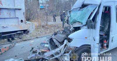 ДТП в Запорожье: маршрутка влетела в грузовик, есть пострадавшие