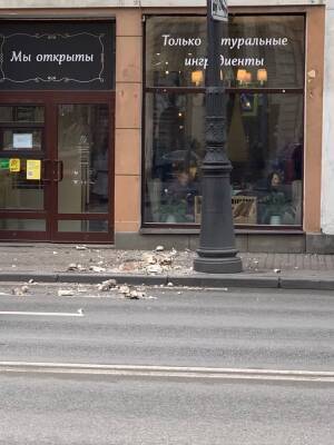 В Петербурге в очередной раз рухнула лепнина с фасада исторического здания