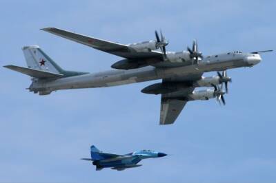 Ракетоносцы Ту-95мс выполнили плановый полет над акваторией трех морей