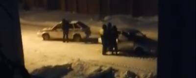 В Бердске сотрудники ГИБДД с росгвардейцами грузили машину пьяного водителя на эвакуатор
