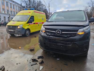 Женщина пострадала в столкновении Opel и Kia в Твери