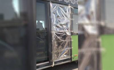 Скотч наше все. В Ташкенте заметили "инновационный" автобус с дверями из скотча и полиэтиленовой пленки