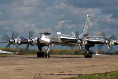 Минобороны: Российские ТУ-95МС и СУ-35С провели плановый полет над тремя морями