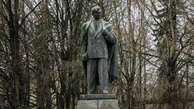В Вильнюсе снесли памятник советскому писателю Цвирке