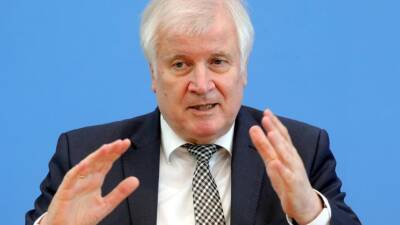 Жесткое заявление Зеехофера: Германия не примет беженцев, застрявших на границе Беларуси с ЕС