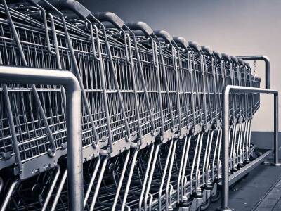 В Подмосковье покупатель супермаркета избил пенсионерку за отказ подвинуть тележку