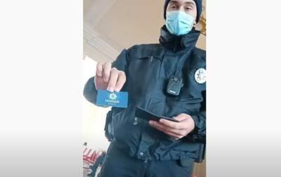 В Чернигове полицейский требовал надеть маску у евшего пассажира