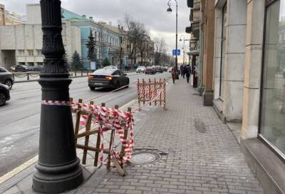 В Петербурге обрушился фасад здания на проезжую часть
