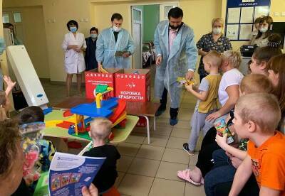 Маленьким пациентам смоленской детской больницы передали игрушки