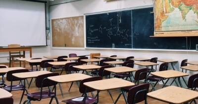 В Украине более трех тысяч невакцинированных учителей отстранили от работы