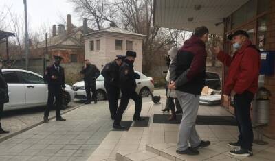 В Волгограде противники QR-кодов попытались прорваться в офис Роспотребнадзора