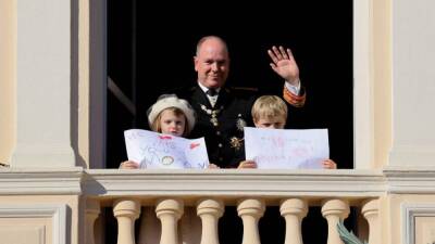 князь Альбер II (Ii) - Ii (Ii) - Национальный день Монако без принцессы Шарлен: князь Альбер II вышел на балкон с детьми, а они — с плакатами - skuke.net - Монако - Княжество Монако - Юар - Княжество Монако - Новости