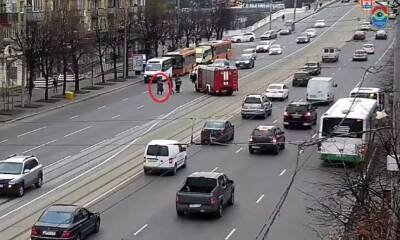 В Калининграде пожарная машина перекрыла автотрассу, чтобы помочь бабушке
