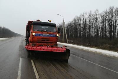 Первый снег на дорогах Липецкой области убирают 66 спецмашин