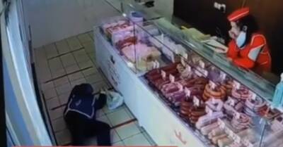 В Харькове уволили продавщицу магазина, которая не помогла встать разбившей голову о прилавок пенсионерке