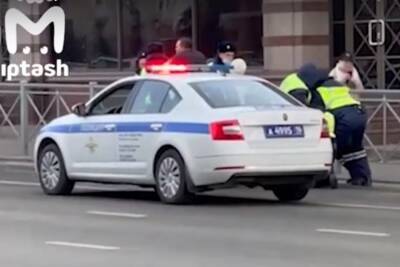 В Казани остановленный за нарушение водитель набросился на автоинспектора