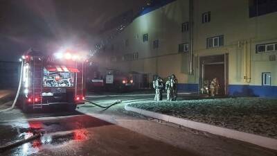 Площадь пожара в цехе в Ульяновске достигла 10 тыс. кв. м
