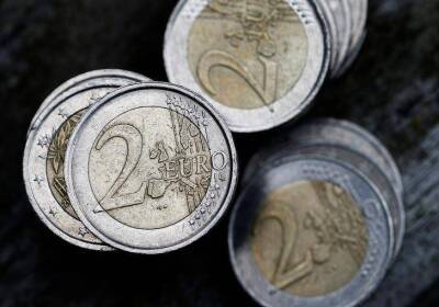 Средний курс евро со сроком расчетов "завтра" по итогам торгов составил 82,772 руб.