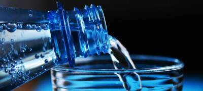 Эксперт рассказал, почему опасно хранить воду в пластиковых бутылках