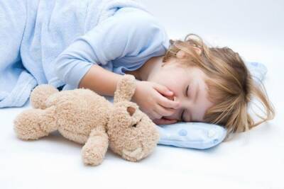 Ребенок скрипит зубами во сне: что делать?